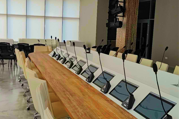 How to Choose the Right Conference Meeting Microphones for Your Meeting Room
